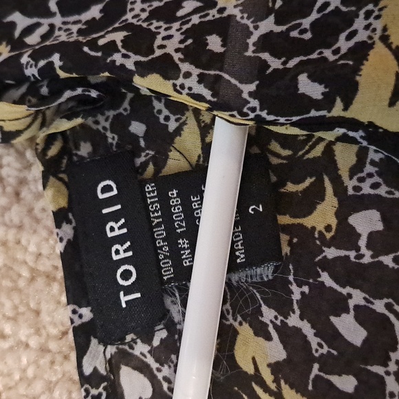 Torrid SEXY Top Size 2 plus size - Picture 2 of 2